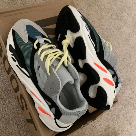 Yeezy boost 700 wave runner